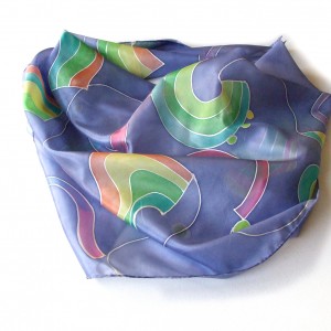 Ręcznie malowana chusta jedwabna "Tęcza na fiołkowym tle"