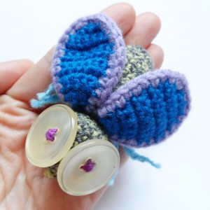 Broszka szydełkowa mucha 006