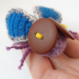 Broszka szydełkowa mucha 023