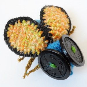 Broszka szydełkowa mucha 033