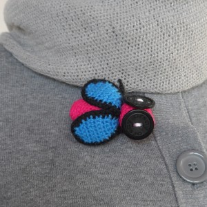 Broszka szydełkowa mucha 034