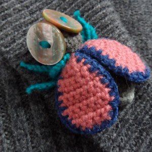 Broszka szydełkowa mucha 042