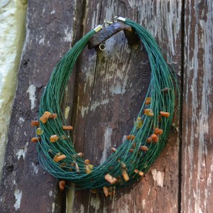 Bursztyn na zielonym lnie