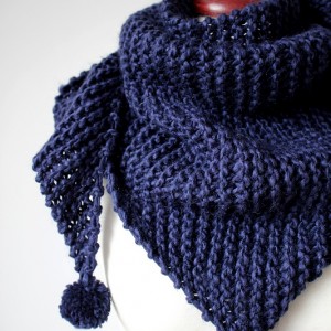 Chusta granatowa z pomponami robiona na drutach