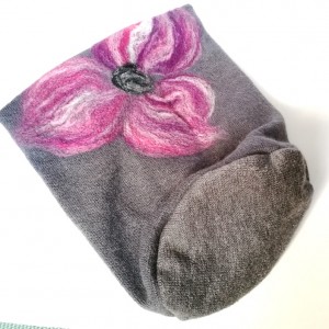 czapka wełniana filcowana szara zimowa handmade w kwiaty na podszewce