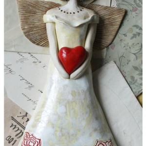 Anioł z sercem wiszący