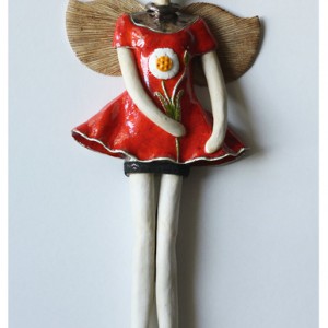 Anioł wiszący ze stokrotką