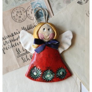 Aniołek lepiuch w czerwonej sukience