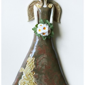 Aniołek wiszący z bukiecikiem