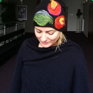 czapka wełniana filcowana czarna zimowa handmade w kwiaty na podszewce