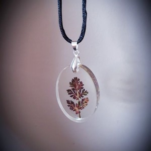 Duży owalny wisior z bordową rośliną łąkową