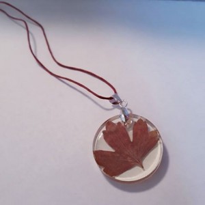 Okrągły wisior z jesiennym liściem