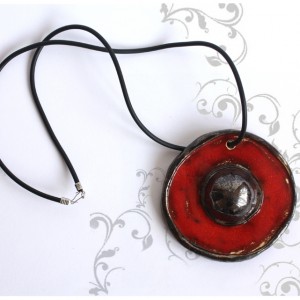 Wisior ceramiczny czerwony z kulą