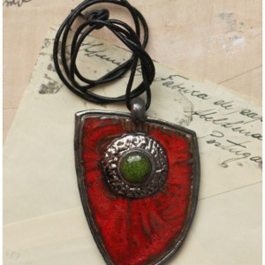 Wisior czerwona tarcza