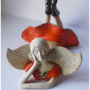 Rozmarzony anioł w oranżowej sukience