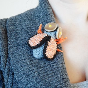 Broszka szydełkowa mucha 050