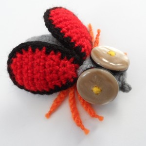 Broszka szydełkowa mucha 055