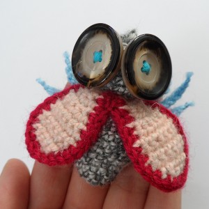 Broszka szydełkowa mucha 057