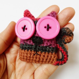 Broszka szydełkowa kotek 008