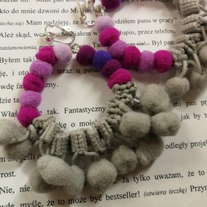 klipsy duże lekkie puchate pompony boho