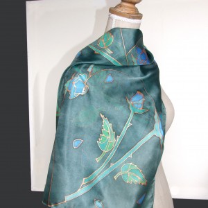 Niebieskie róże na ciemnozielonym tle, jedwabna chusta ręcznie malowana