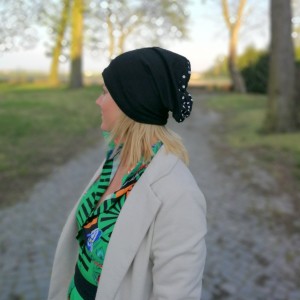 czapka damska wiosenna czarna w grochy