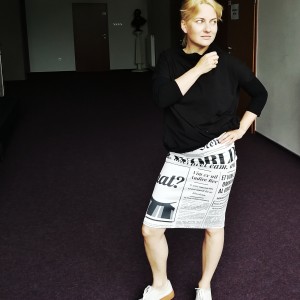 spódnica ołówkowa drukowana w gazetę rozmiar M