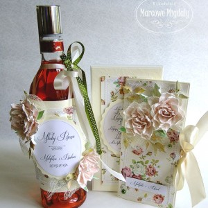 Różany komplet ślubny personalizowany, kartka w pudełku i tuba na wino