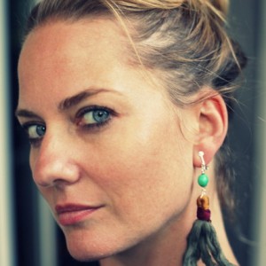 klipsy z czaszką i frędzlami wiszące