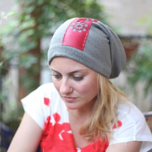 czapka wąs w jajku na miękko umoczony, wzrok rozmarzony