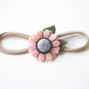 Opaska do włosów z kwiatuszkiem pudrowy róż