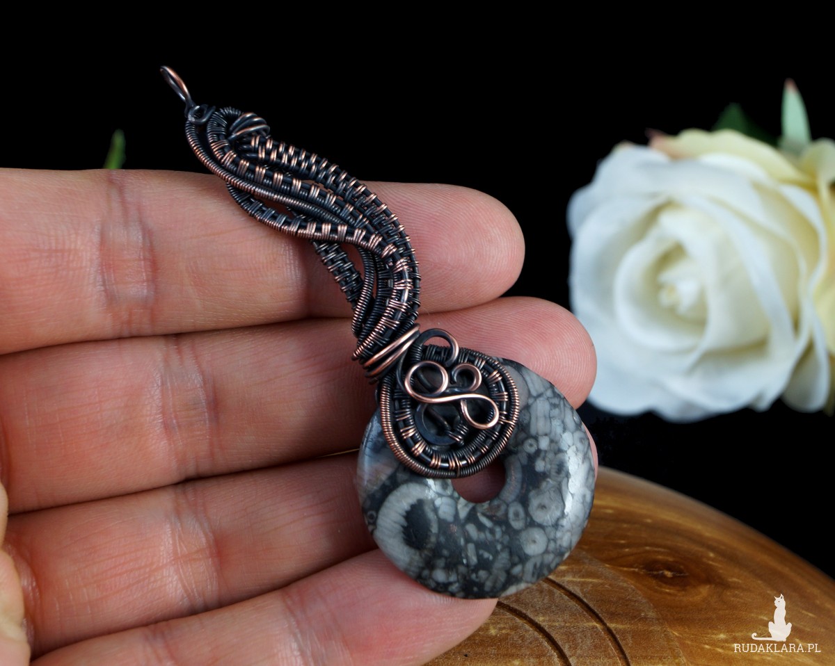 Skamielina, Miedziany wisior ze skamieliną, ręcznie wykonany, prezent dla niej prezent dla mamy prezent urodzinowy biżuteria autorska