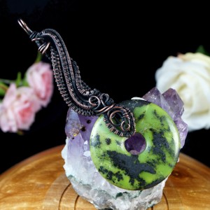 Piryt z jaspisem, Miedziany wisior ze skamieliną, ręcznie wykonany, prezent dla niej prezent dla mamy prezent urodzinowy biżuteria autorska