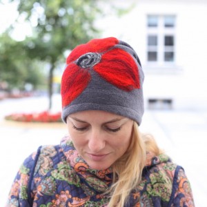 czapka handmade wełniana z kwiatem szara