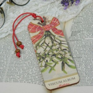 Zakładka książkowa drewniana - jemioła i kokarda w czerwoną kratę, drobny prezent świąteczny dla pisarza