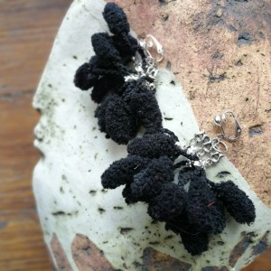 klipsy czarne pompony boho lekkie