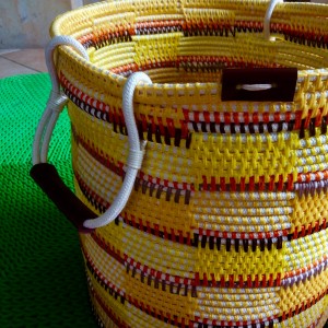 Kosz w żółtą kratę