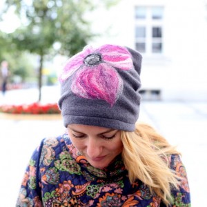 czapka handmade wełniana z kwiatem szara