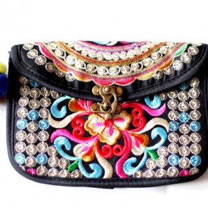 orientalna torebka hmong, dymanicznie, kolorowo, etnicznie