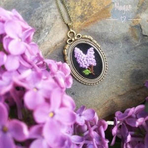 Haftowany wisior- Lilak