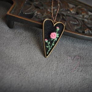 Haftowany wisior- Różane serce