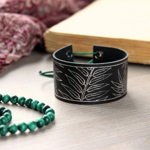 Skórzana bransoletka ze srebrną grafiką