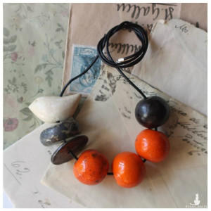 Korale oranżowe z ptszkiem