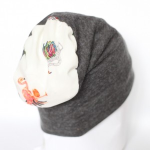 szara dzianinowa czapka z flamingiem