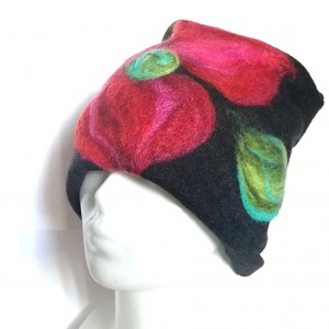 czapka wełniana filcowana czarna zimowa handmade w kwiaty
