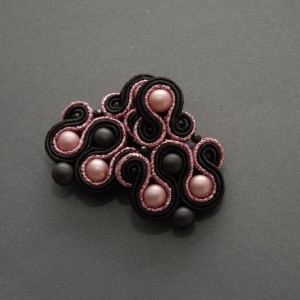 czarno-różowe kolczyki lub klipsy sutasz