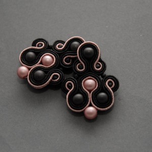 czarno-różowe kolczyki lub klipsy sutasz