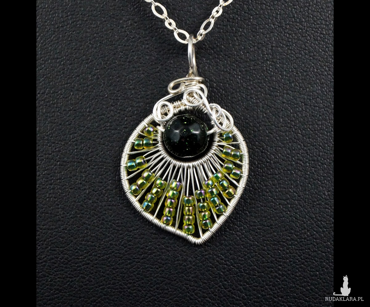 Szmaragd Nilu, Srebrny wisiorek w kształcie listka ze szmaragdem nilowym i szklanymi kulkami, ręcznie wykonany, prezent dla niej, biżuteria