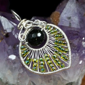 Szmaragd Nilu, Srebrny wisiorek w kształcie listka ze szmaragdem nilowym i szklanymi kulkami, ręcznie wykonany, prezent dla niej, biżuteria