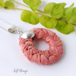 Brzoskwiniowy warkocz - naszyjnik ze srebra i jedwabiu